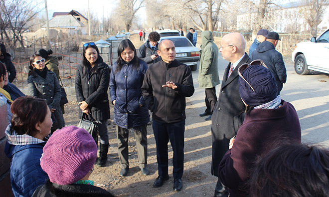 Chargé d'Affaires Alan Meltzer discusses SPRING’s community approach with project staff and volunteers before the household visit.
