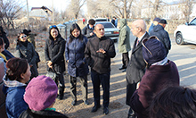 Chargé d'Affaires Alan Meltzer discusses SPRING’s community approach with project staff and volunteers before the household visit.