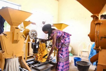 A woman practices starting the motor of a cereal processor during a training organized by SPRING in Kaolack.